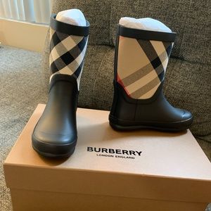 BRAND NEW BURBERRY CLASSIC CHECK RUBBER RAIN BOOTS, SIZE 9.5 TODDLER